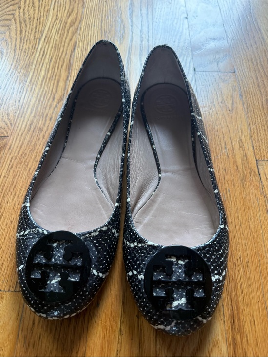 Tory Burch Shoes - Classic Tory Burch Reva Mojave Print Leather Logo Ballet Flat Black/Ivory Sz 10